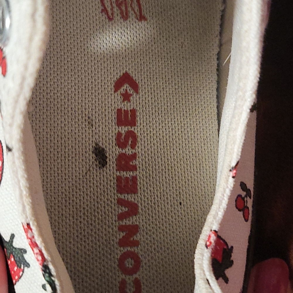 Straberry Converse - Picture 3 of 5